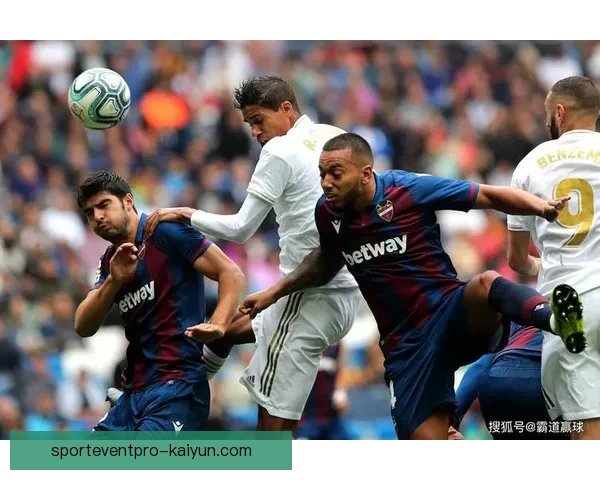 西甲诺坎普奇迹引发讨论，球队状态持续提升受到关注